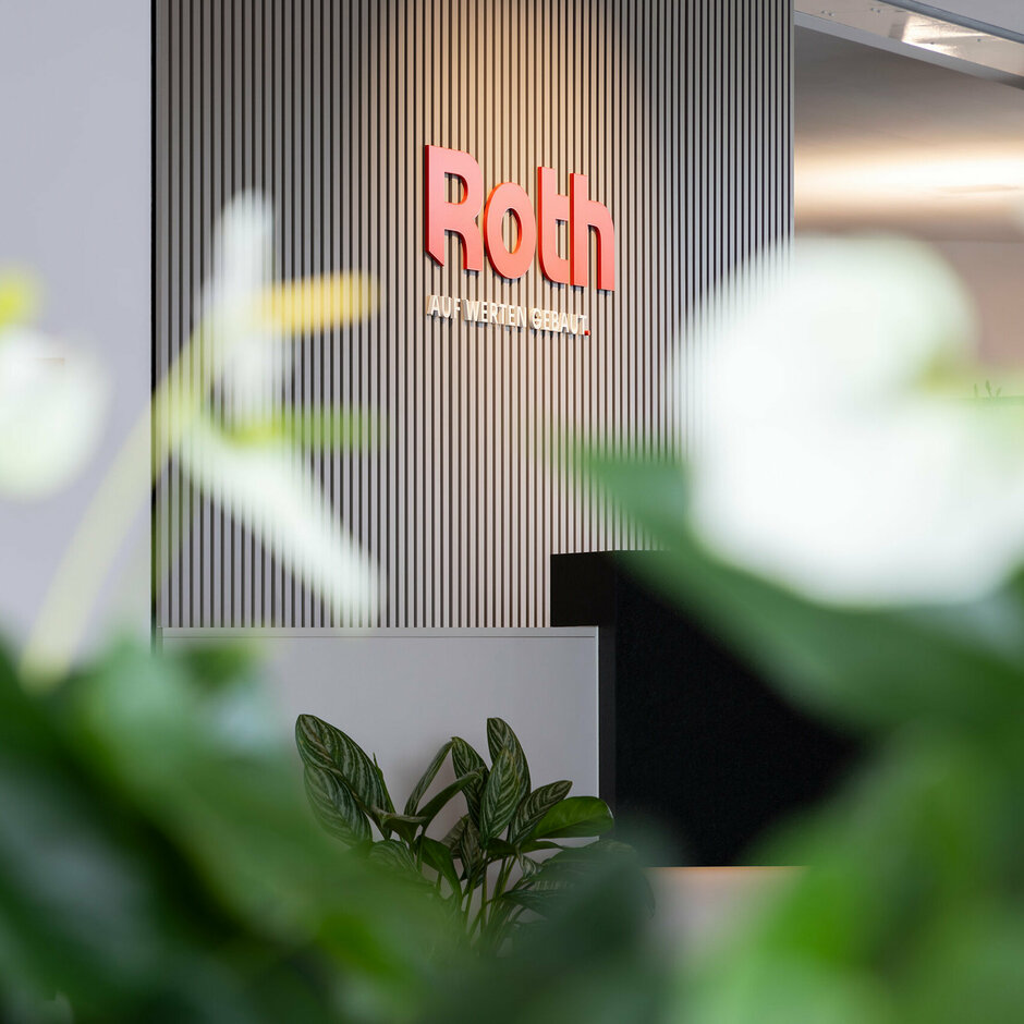 Roth Logo an Wand im Eingangsbereich des neuen Firmengebäudes