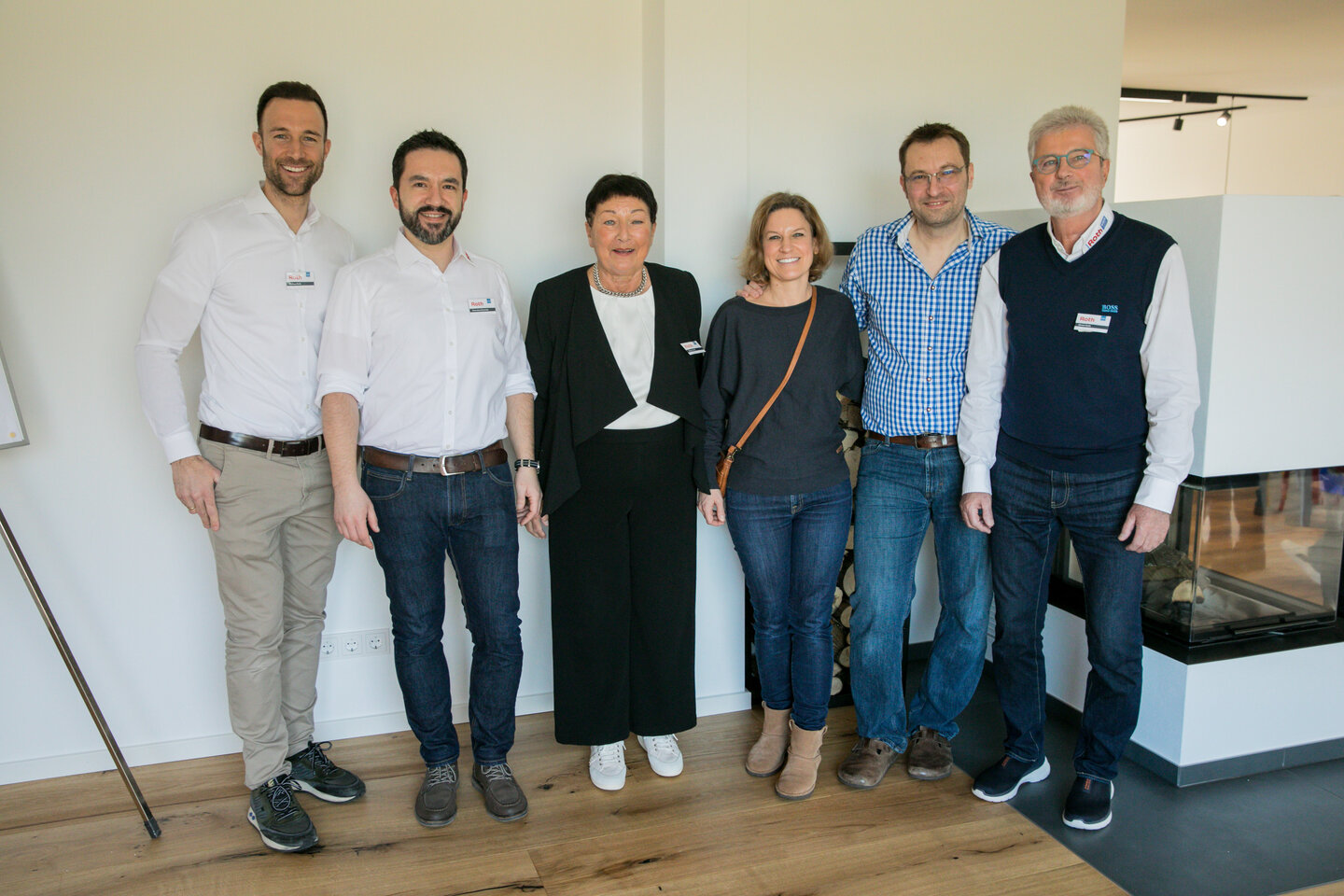 Gruppenfoto der Familie Roth mit einer Bauherrschaft