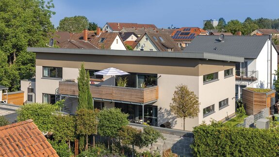 Haus Ising | Modernes Zweifamilienhaus mit separatem Homeoffice-Bereich.