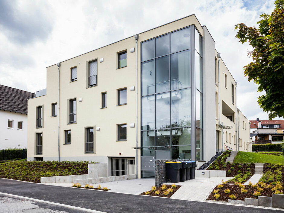 Moderne Fassade mit Treppenhaus und Fahrstuhl eines 7-Parteien Mehrfamilienhauses