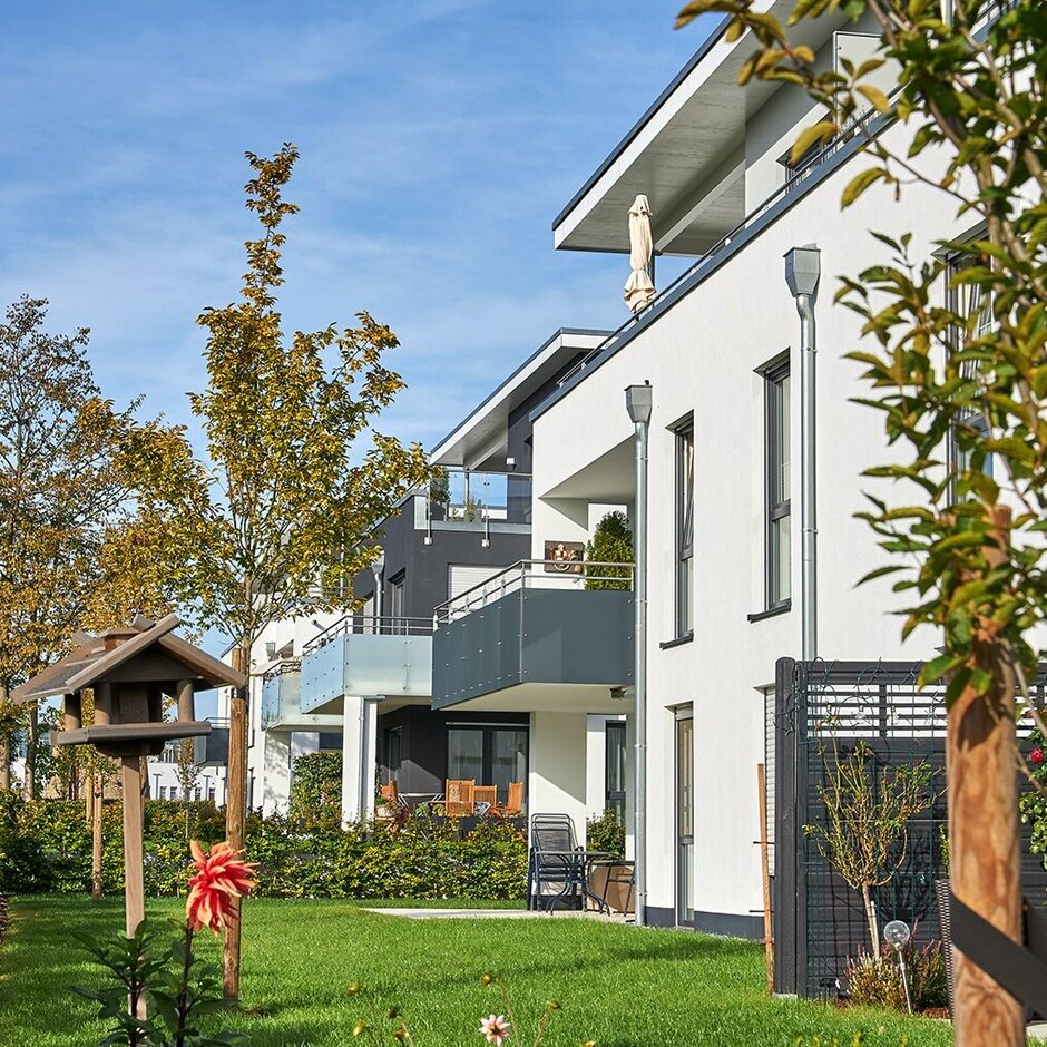 Gartenansicht auf die Terrassen und Balkone eines Mehrfamilienhauses