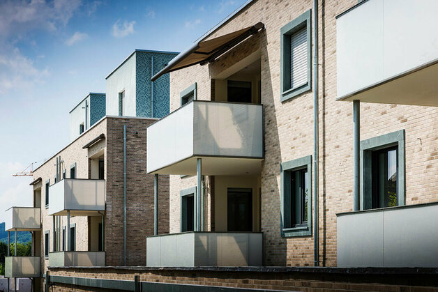 Balkone an der Fassade eines Mehrfamilienhauses