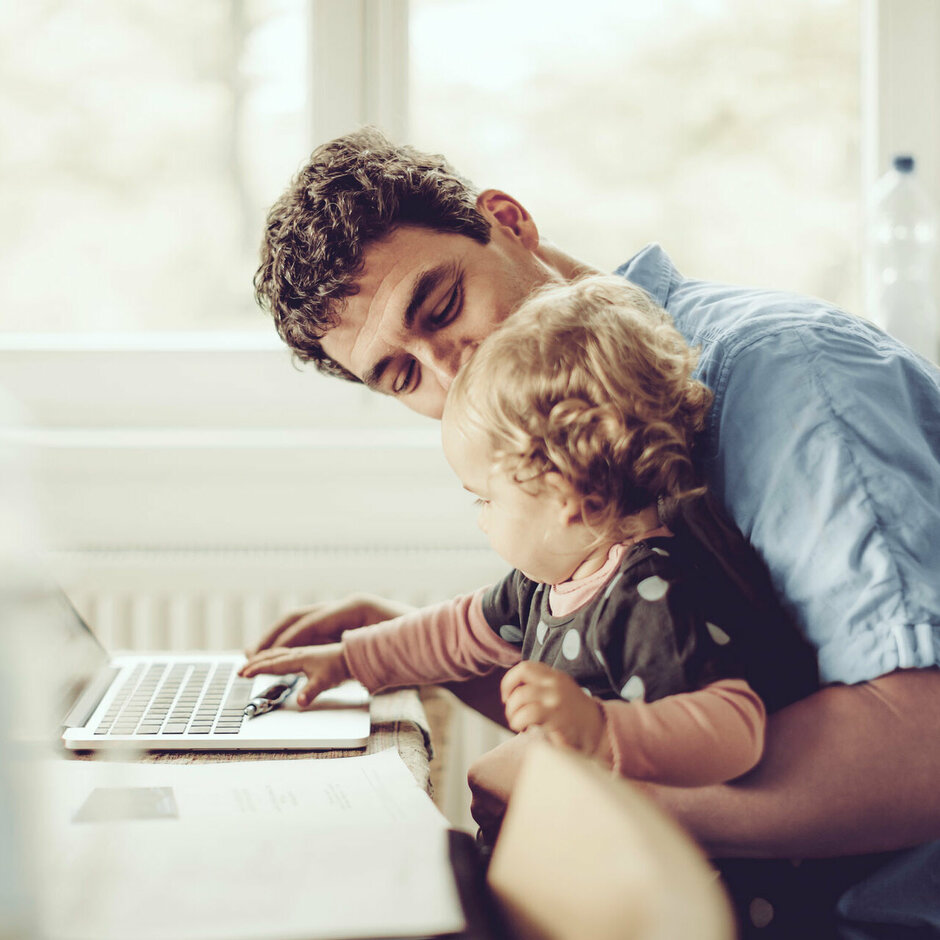 Vater und Sohn vergleichen Bauunternehmen im Internet